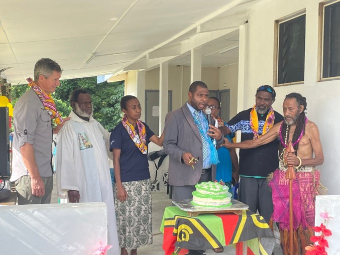 Minister of Health, John Sell Tori Getu and delegation at the Lolopuepue Dispensary solar power installation launch